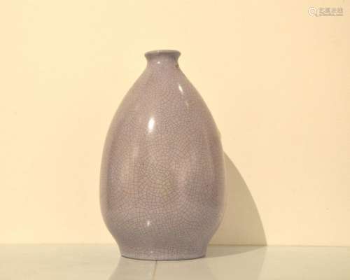 比利时帝国和皇家制造。卵形花瓶。瓷器开裂，釉面呈紫罗兰色。高27厘米。D. 17厘米