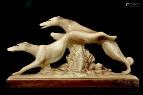 LEMANCEAU：Sainte-Radegonde.两只灰狗。褐色釉面陶瓷，增强了自然。高29厘米。宽41厘米。D.11厘米。