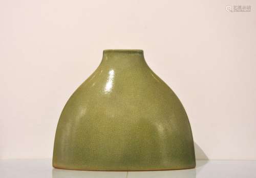 花瓶。裂纹和釉面绿陶。高24厘米。宽30厘米。D10.5厘米。