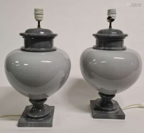 一对盘须花瓶形状的灯座，搁在灰色大理石底座上。电气化。高度：45厘米