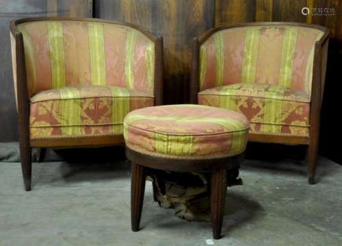法国作品约1930年一对染色木制半桶扶手椅，前腿呈锥形，配套的圆凳有四条腿。使用条件。H.77厘米长：63厘米D.：77厘米