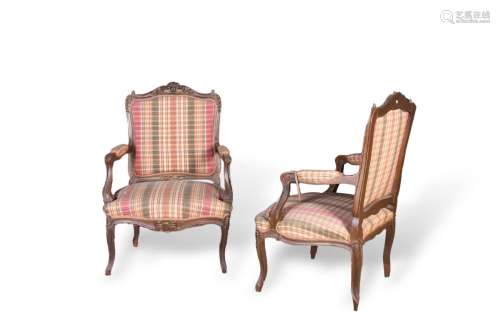 一对彩绘木扶手椅，平背，饰以叶子和摇篮，搁在拱形腿上。路易十五风格（事故）。高：102厘米，宽：68厘米
