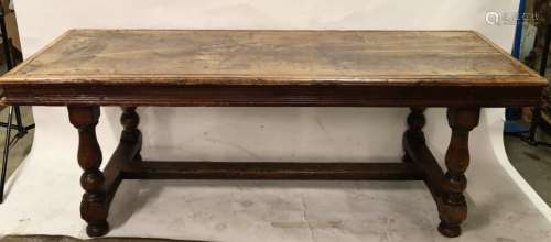 胡桃木大桌，栏杆腿由一个H形隔板连接。十七世纪77 x 220 x 79厘米