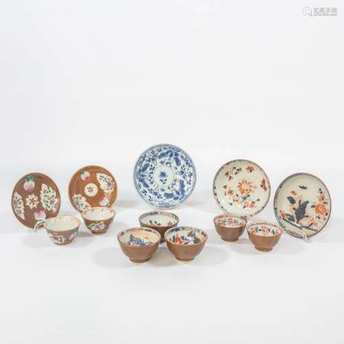 这是由12件中国古玩组成的收藏品，包括5个底座和7个小部件。