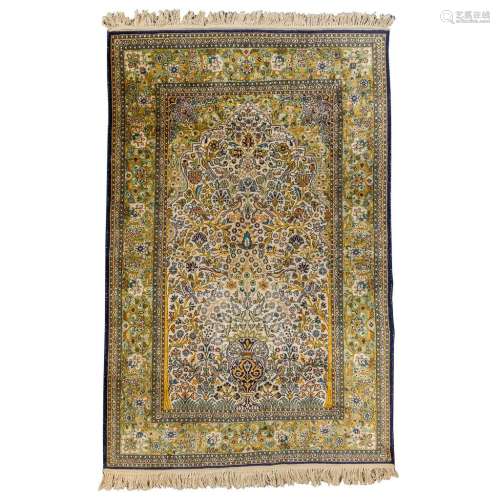 Een Oosters, handgeknoopt tapijt, 'Isfahan' 181 x 124.