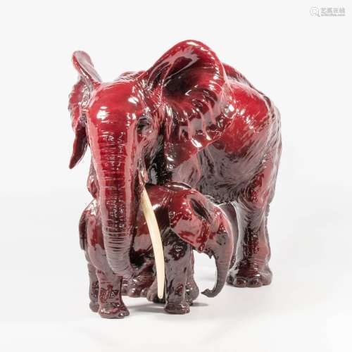 Guido CACCIAPUOTI (1892-1953) een olifant met kalf in rood geglazuurde keramiek.
