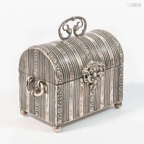Een zilveren juwelendoos in de vorm van een koffer.Parijs, tussen 1768-1774.  18岁。