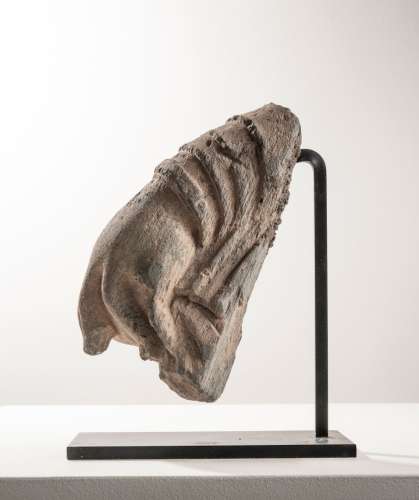 GANDHARA，2-3世纪。佛手执重褶僧衣钵。Schist.高度：24厘米。一些明显的震动和缺失。