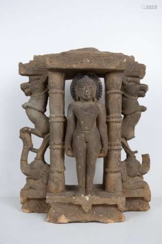 印度，12世纪。镂空的伽因碑，代表建筑中心的提婆达多。根据典籍的规定，提婆达多以象徵式的方式来表现，赤裸裸的，灵活的曼陀罗。在碑的两侧，靠着两根环形柱子，维亚拉（印度艺术中流行的图案，一种复合的利昂生物）在大象身上跳跃，整个碑放在一个莲花状的底座上。粉红色的米色砂岩。高度：42厘米，宽度：33厘米。小的破损处粘在一起，有些减震器。注：Tirthankaras是耆那教的大师、圣徒和救世主，他们设法打败了Samsara。他们就被认为是耆那教的信仰之灯。因此，发现这个发光的数字与维拉的数字联系在一起并不奇怪，维拉被认为是太阳的象征，表达了精神对物质的胜利。