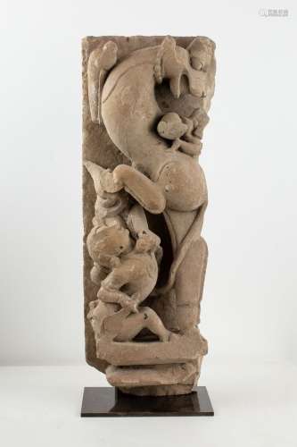印度，11-12世纪。高浮雕的Frieze，描绘了一尊莲花兽，可能是扭动中的vyala，正在制服一尊女神和其他人物。粉砂岩。破胶，避震。高度：48厘米，宽度：18厘米，厚度：10厘米。雕塑家给了很多力量，使这幅壁画的曲折和表情变得迷人而令人印象深刻。