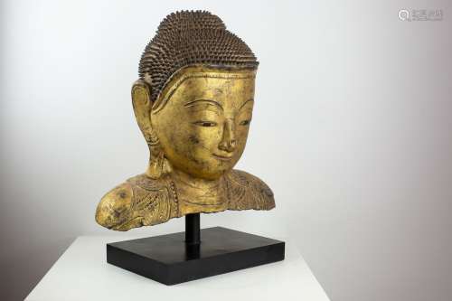 缅甸，19世纪末。佛陀的半身像。有痘痘的舒缓的脸上有了些许笑容。肩部可见寺院衣钵的上半部分。金漆。高度：41厘米。错过了火焰。