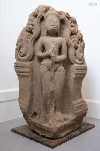 柬埔寨，12-13世纪的高棉艺术。浮雕了一个站立的Dvarapala门卫，手中拿着棍子。米色砂岩。高度：56.3厘米，深度：17厘米，宽度：32厘米。可见缺乏。注：Dvarapala代表传统上被放置在佛教和印度教寺庙或一些宫殿外，以保护自己。