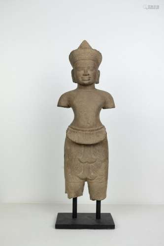 柬埔寨，高棉艺术的味道。一尊身着桑波的男神像，头后系金匠头饰。灰米色砂岩。 高度：44.5厘米。