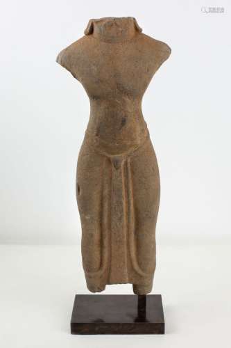 泰国南部或柬埔寨，6-7世纪。雕塑中的一尊头骨男神(可能是毗湿奴)以象形的姿势站立，散发着强大的力量。裸露的胸围与宽肩先于窄腰，而大腿却很有力。细细的桑普贴在身上，显出形状和肌肉结构。米色砂岩。高。：33厘米。腰部和后部破损胶合。注：边界是通透的，影响的因素很多。因此，我们是在柬埔寨南部、泰国还是阜南，很难说得准确。