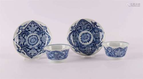 一对蓝/白瓷杯和碟，中国，康熙，约1700年。蓝色釉下彩装饰甲午菊花，下有印记，至。4x.