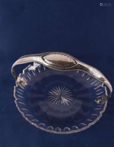 19世纪晚期，一个轮廓分明的水晶水果碗，配以轮廓分明的第二量835/1000银手柄。橄榄木装饰，直径27厘米。