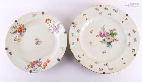 两件各色瓷盘，德国或周边地区，19/20世纪。多色花纹装饰，直径31和33厘米，共。2x.