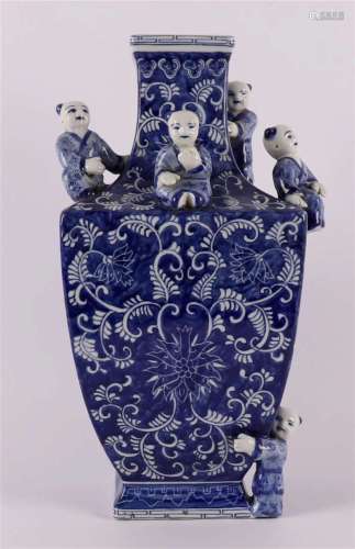 中国20世纪蓝白瓷方形花瓶，带斑点。蓝色釉下五彩花纹，有标记。明代政治家徐光启 / v.m. Kuang-Hsu 1875-1909，高31.5 x Ø 15 cm.