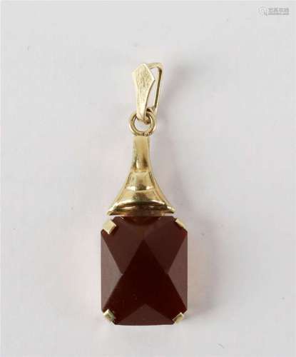 一件14克拉的585/1000金装饰艺术吊坠，上面有一个刻面的红玉石。