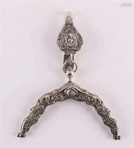 第二量835/1000银质儿童包扣，带鹦鹉钩，19世纪。主人的标记：Derk Hemmes, Appingedam (1884-1913)，宽10厘米。