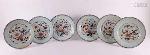 一套六件中国伊玛里瓷盘，中国，乾隆18世纪。蓝色/红色，平底上有部分镀金的花纹，唇部包括餐巾纸，直径23厘米，总计。6x（fritting）。