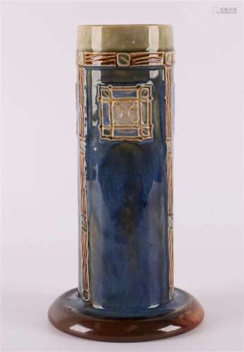 一件多铬圆柱形炻瓷工艺花瓶，立环，英国，约1910年。标记。Royal Doulton，高19厘米。