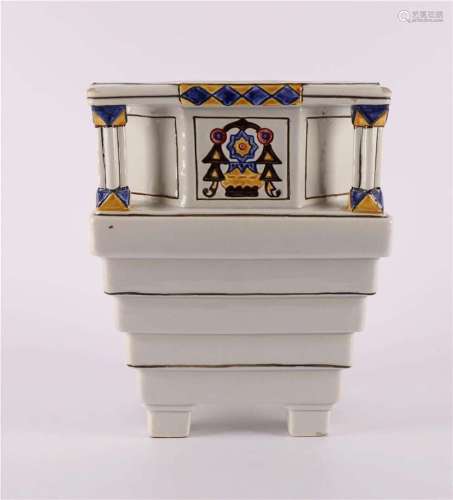 方形阶梯式瓷器罐，Wiener Werkstätte，捷克共和国，约1920年。多色几何形装饰