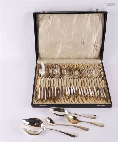 第二批银餐具，装在箱子里，Haags Lof, a.o. Van Kempen, Voorschoten, 19/20世纪。附有字母缩写