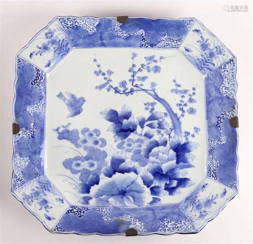 一对蓝白方形轮廓瓷盘，日本，明治，约1900年。蓝色釉下彩燕子梅花花卉纹平底纹饰，周围有花坛花卉纹饰，高40×宽41厘米，共。2x.