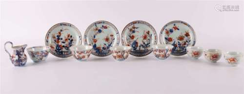 一套四件不同的中国伊玛里杯和碟，18世纪中国。还有一个微型水壶和三个壶，共。12x（片状/发际线）。