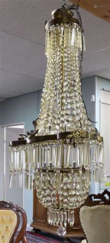 一盏吊灯，即所谓的袖珍吊灯，以古董为原型，路易十六风格，20世纪，高130厘米。
