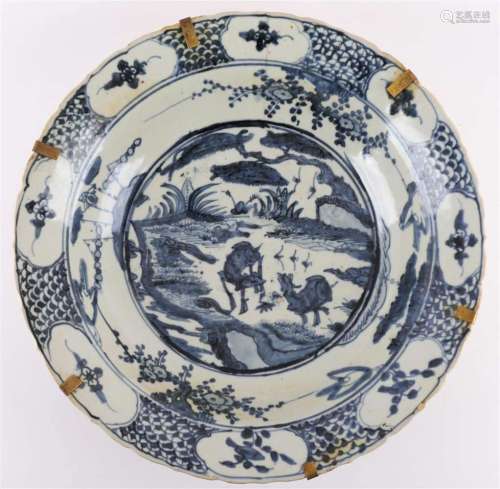 蓝白瓷施瓦托夫盘，中国，省级，万历，约1600年。藍色釉下山水圖案，周圍有花紋，直徑49.5厘米（裂縫）。