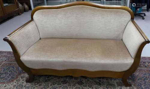一张19世纪的Biedermeier沙发。桃花心木贴面，略带轮廓的靠背，米色布艺装饰，搁置在涡形腿上，高92 x 宽169 x 深70厘米。