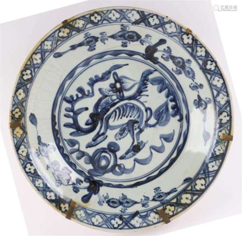 蓝白瓷燕窝盘，中国，省级，明，约1600年。藍色釉下彩天堂鳥雙層浮雕圖案，周圍有花紋，直徑41厘米（裂縫）。