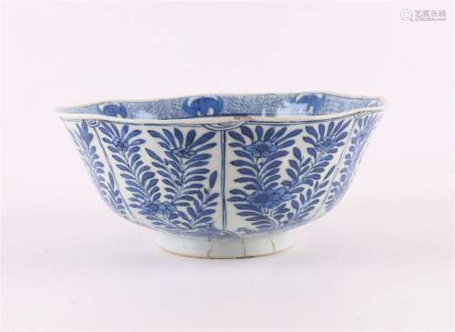蓝/白瓷碗，立环，中国，约1800年。蓝色釉下香芹装饰，高7,5 x Ø 17,5厘米（油炸/烘烤裂纹立圈）。