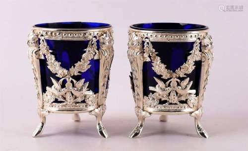 一对银质镶边的蓝色玻璃烧杯，路易十六风格，1840年款。框上有花环和鸟，搁在三只降压脚上，主人的标记。扬-凡-克勒夫，海牙（1837-1876），高9 x Ø 7.5厘米，总计。2x.(1块玻璃胶合)。