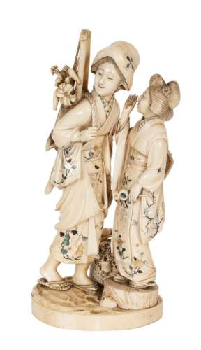 日本，19世紀，明治時期 (1868-1912)象牙雕刻珍珠貝母的 Okimono，以柴山式的方式，代表兩個背著花籃的農婦高：31 cm(有輕微的裂縫，有小的珍珠貝母缺失，農婦和花籃粘在底座上)