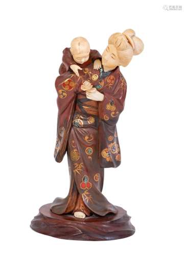 日本，19世纪，明治时期(1868-1912)雕刻木质和服，漆，镶嵌珍珠母和雕刻象牙，表现一个优雅的女人和她的孩子底部有红色印章的签名高：24厘米