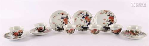 一套六件套的瓷器伊万里杯和碟，日本，18世纪。蓝色/红色，部分金色凸起的花纹装饰，共。12次（1次碟片，1次发线，1次杯发线）。
