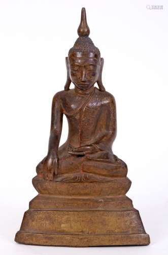 缅甸，18世纪，阿瓦时期，青铜佛像坐在宝座上，面容安详，头饰上有莲花钮。，宝座上有铭文。古代的多色性痕迹。高：21厘米。