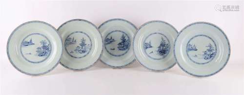 一套五件蓝白瓷盘，中国，乾隆18世纪。藍色釉下彩河道山水裝飾，直徑23厘米，總計。5倍（炸裂/1倍发际线/1倍发际线和边缘剥落）。