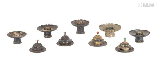 西藏，19世紀一套四個蓋子和五個燭台，金屬(可能是銀)製，蓋子上有不同的精雕裝飾，蓋子上有不同的寶石高：+/- 7 cm