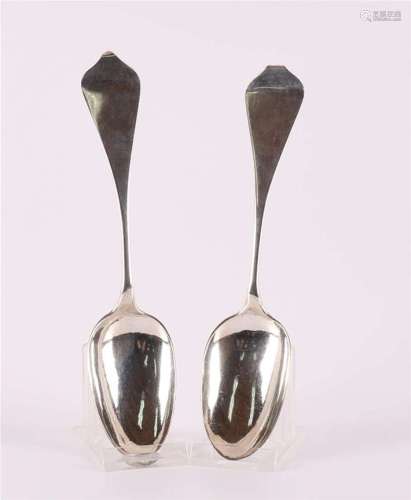 两枚第二量835/1000银勺，格罗宁根年字8K（1785）。橢圓形壺身，手柄帶裝飾性握把，背面刻