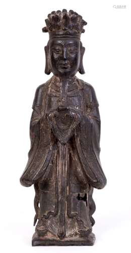 中国，明末时期(1368-1644年)手持胡牌的青铜立像高：28.5厘米(意外与失误)