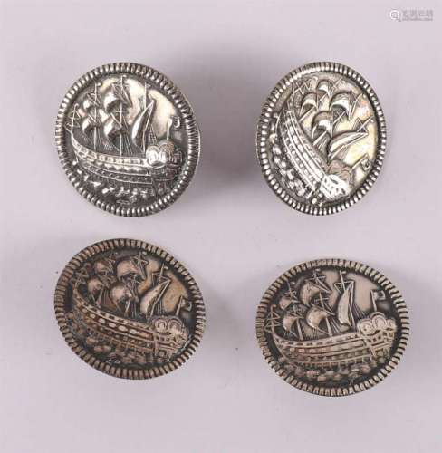 一套四枚圆形纽扣，浮雕为荷兰三大师，Streekdracht，Zeeland? 19世纪，直径22毫米，背面有一个眼，至。4x.