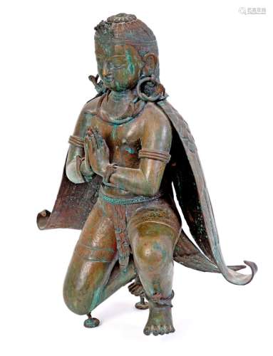 西藏，19世纪大型青铜神像，带有绿色铜锈，局部凿刻，表现为跪着，身披仿翅膀的披风。脖子、手腕和耳朵上的蛇高：50厘米 （可能缺少她的底座）。