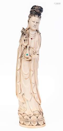 中国，19世纪象牙雕塑，表现宫廷夫人站在双莲花上，拿着花瓶，嵌有两颗半宝石高：41厘米(一指和头饰的小事故)