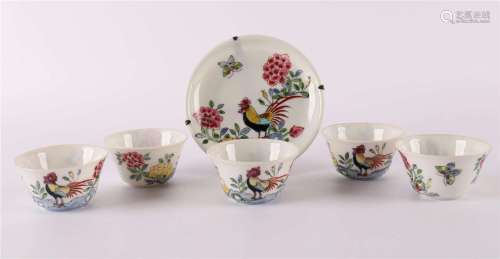 一套五只所谓的公鸡和一个碟子，中国，雍正/乾隆，18世纪。公鸡、蝴蝶和花卉的多色装饰，以。6x.