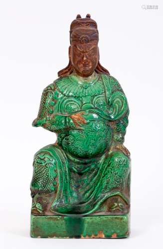中国，康熙时期 (1662-1722)青花釉瓷关帝坐像头部有旧的多色痕迹高：32厘米(颈部有旧的修复，底部有一缺口)