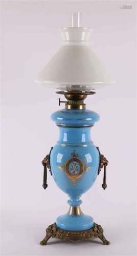 一盏蓝色乳白玻璃台灯，配铜框，19世纪末，高66厘米。